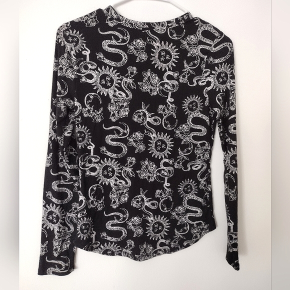 no Boundaries long sleeve ribbed top with all over design size med - Picture 3 of 6